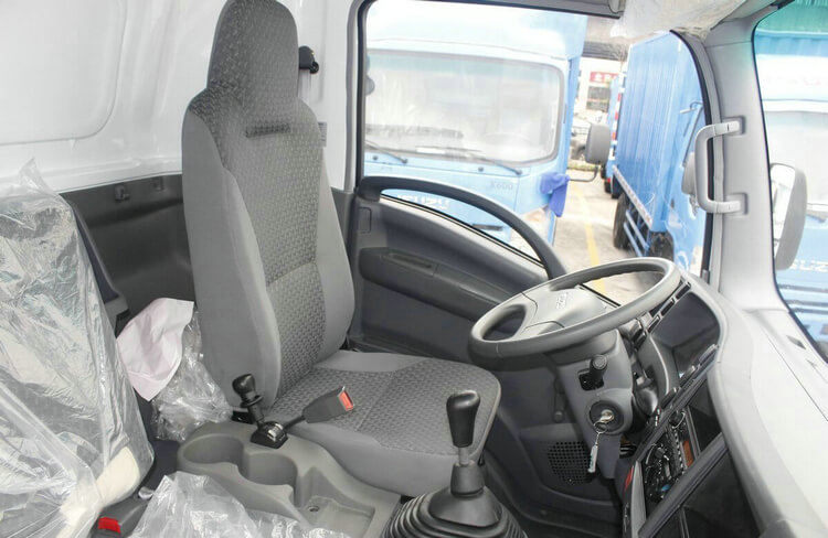 Factory Directly Sales 190HP 700P ISUZU Van Truck